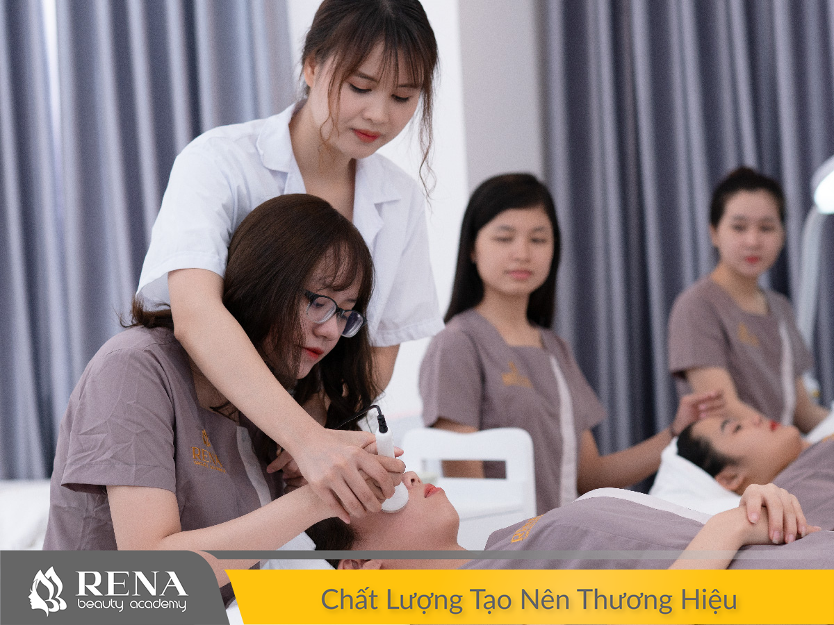 Trải nghiệm buổi học thực hành massage facial tại Rena Beauty Academy