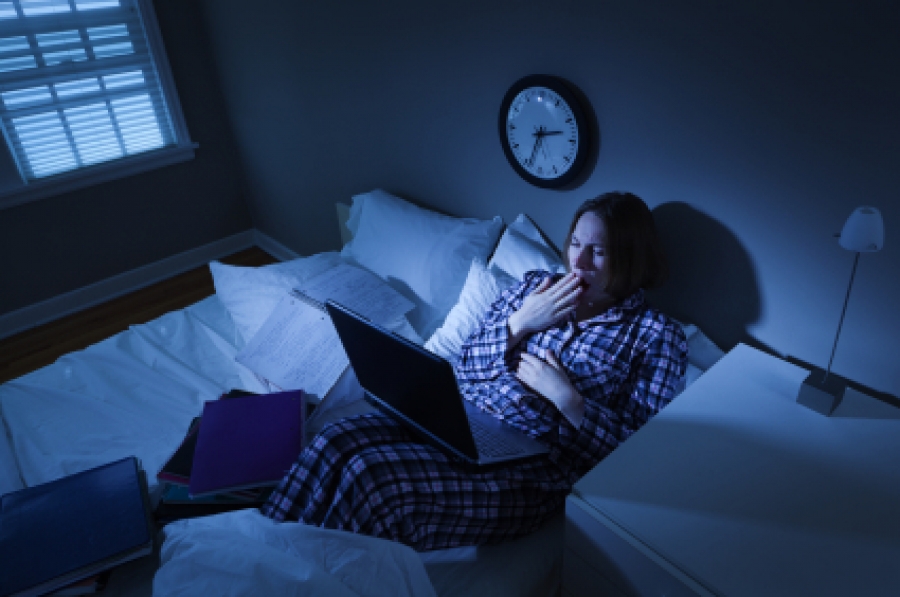 Thức khuya làm gián đoạn hoạt động của não