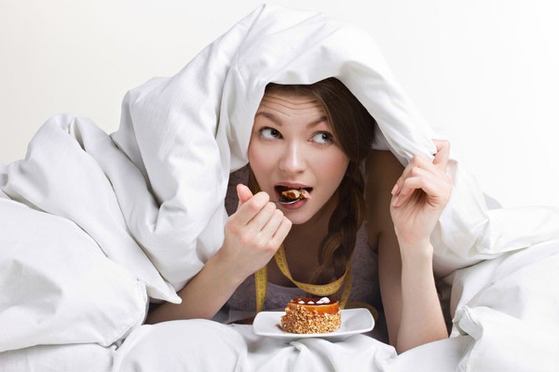 Thức khuya làm tăng cảm giác thèm ăn